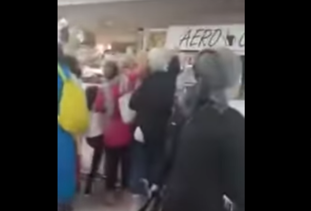 شوهتنا عالمية بالفيديو… مسافرون ينهبون ويسرقون مقهى ومطعم داخل المطار لهذا السبب !