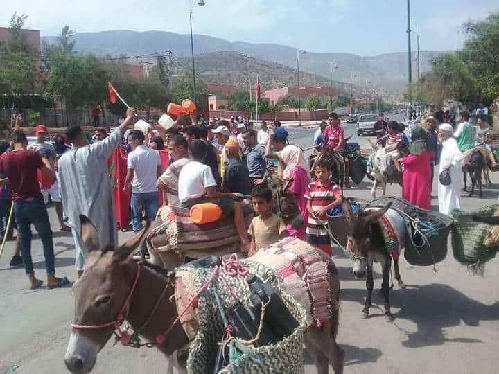 بالفيديو المؤثر… مسيرة احتجاجية على الدواب للمطالبة بالماء والساكنة تنتقد المجلس الجماعي لأفورار