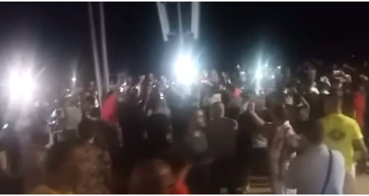 فيديو… مئات الشباب يحتشدون بشاطئ مارتيل بعد ظهور “الفانطوم” الاسبانية ويصرخون :” شعب بغا يحرك فابور”