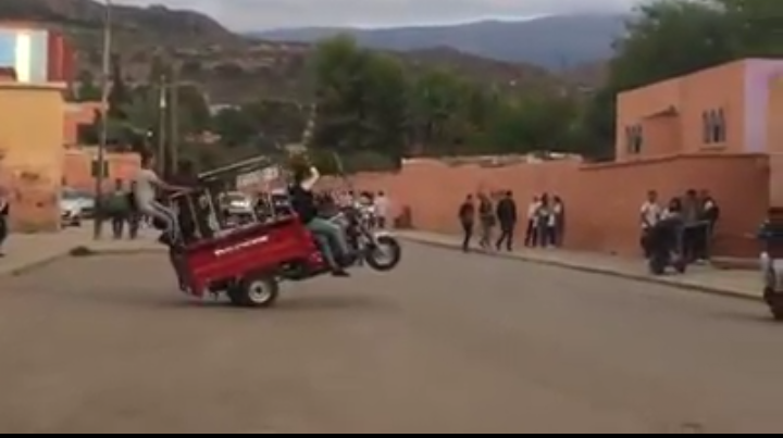 فيديو مثير وقلة مايدار… شاهد حركات بهلوانية ل”تريبورتور” وسيارة ودراجات نارية أمام مؤسسة تعليمية ببني ملال 