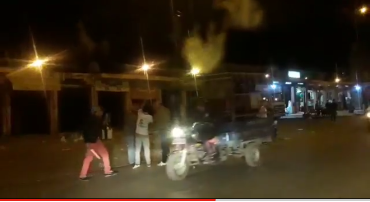 فيديو… شاهد لحظة اعتقال رجال الأمن ببني ملال لشاب عربد بالشارع بسكين من الحجم الكبير