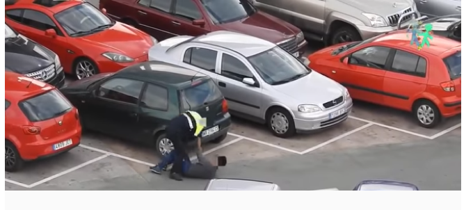 بالفيديو… شرطي إسباني يثير ضجة بعد ضربه ل”حراك” بطريقة عنيفة