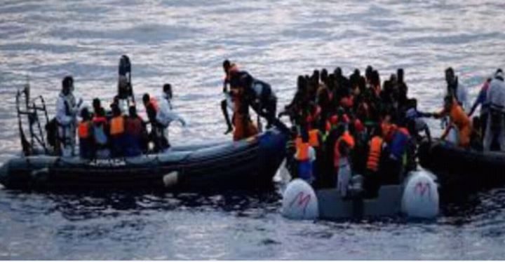 مآساة… إنقاذ ما يقرب 100 مهاجر كانوا على متن قاربين ووفاة 13 منهم غرقا