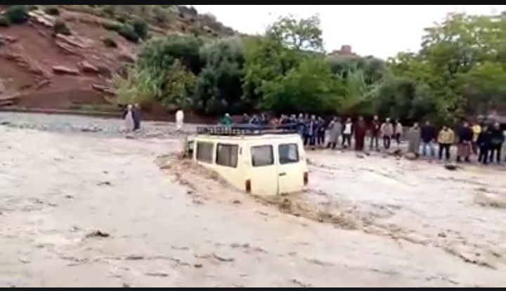بالفيديو… مغامرة لسائق سيارة للنقل المزدوج وسط السيول الجارفة بجبال أزيلال تنتهي بكارثة