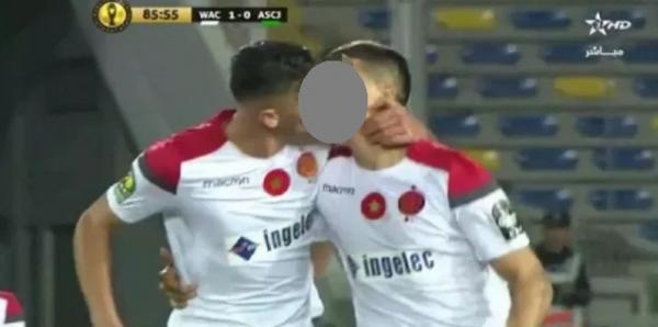 بالفيديو… لاعبان بالوداد البيضاوي يثيران ضجة فيسبوكية وغضب المغاربة بسبب لقطة غير مألوفة وهذا توضيحهما!