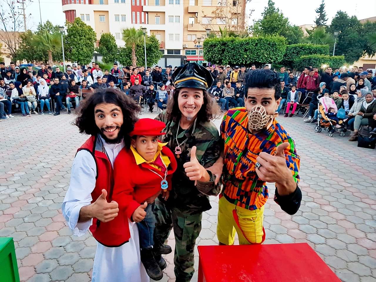 فرقة مسرح النون والفنون بالفقيه بن صالح تمثل المغرب في مسرح الشارع بتونس بمسرحية ” كوالة بنادم “