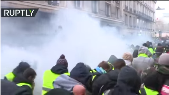 بالفيديو… فرنسا على صفيح ساخن: احتجاجات السترات الصفراء تتواصل وغاز مسيل للدموع يغطي الشوارع