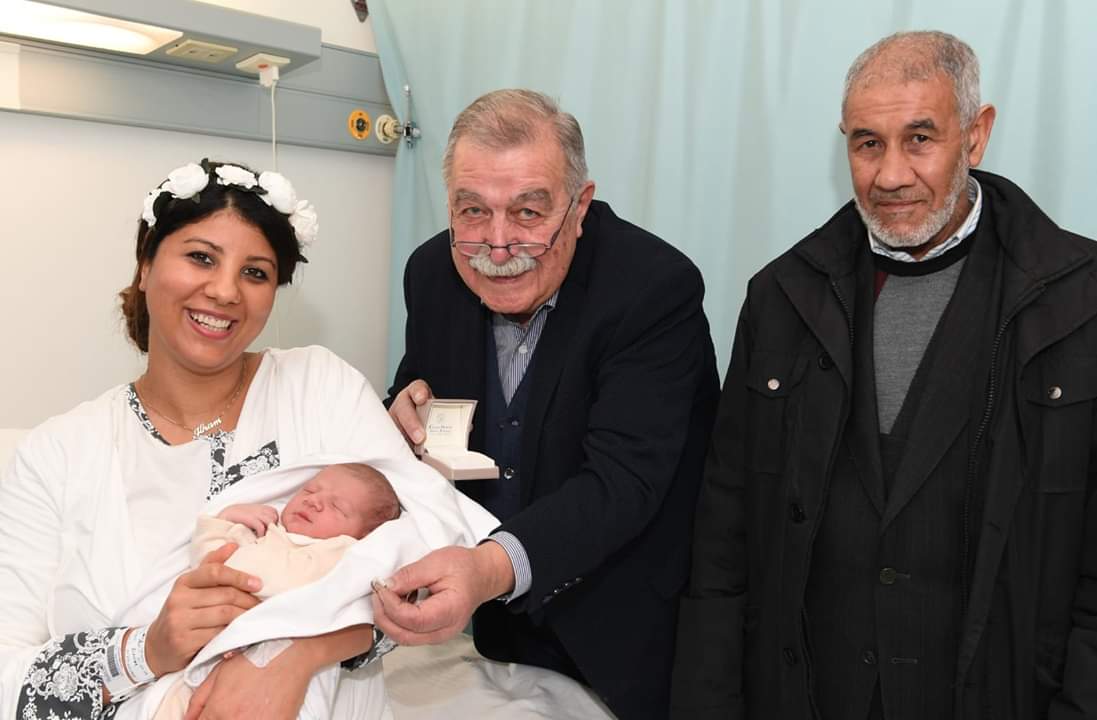 شوفو الإنسانية… إيطالي مجوهراتي يقدم هدية نفيسة لمهاجرة مغربية وضعت مولودها أول أيام 2019 وتاكسي نيوز تنقل لكم تفاصيل حصرية بالصور