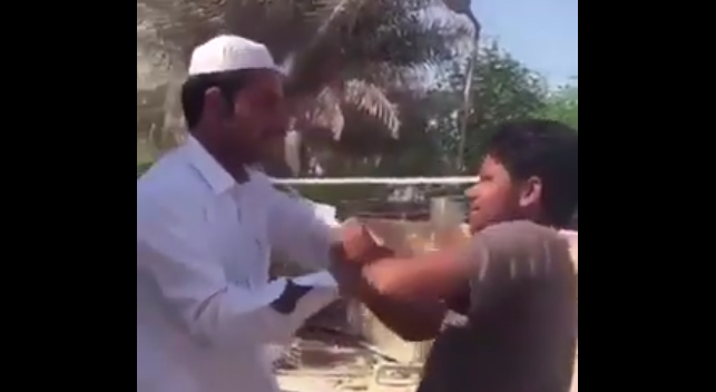 فيديو يهز مواقع التواصل الإجتماعي لإماراتي يضرب بالصفع شاب مهاجر من آسيا!