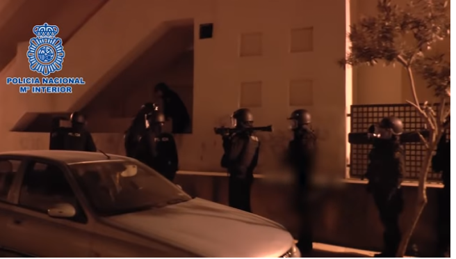مشا فيها… الأمن الإسباني يستعمل أحدث الأسلحة لمهاجمة منزل مهاجر مغربي وهذا السبب -فيديو العملية-
