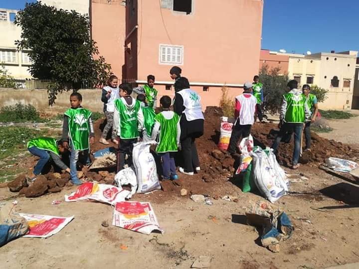 بالصور… جمعية أولاد حمدان النزالة للتنمية الاجتماعية و الثقافية و الرياضية لبني ملال تنظم حملة تنظيف وتشجير للحي والساكنة تستحسن