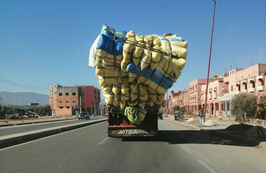 خاصنا نغيرو العقليات قبل القوانين… صورة بدون تعليق التقطتها عدسة تاكسي نيوز بمناسية اليوم الوطني للسلامة الطرقية!!