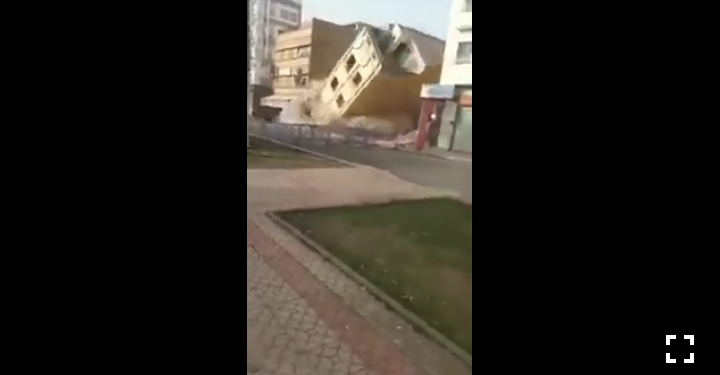 عاجل ويالطيف… سقوط عمارة سكنية من 3 طوابق بالفقيه بن صالح و فيديو يوثق لحظة الانهيار – فيديو-