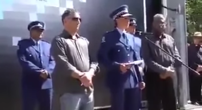 بالفيديو المؤثر… مديرة الشرطة النيوزلندية تجهش بالبكاء وهي تعلن إسلامها