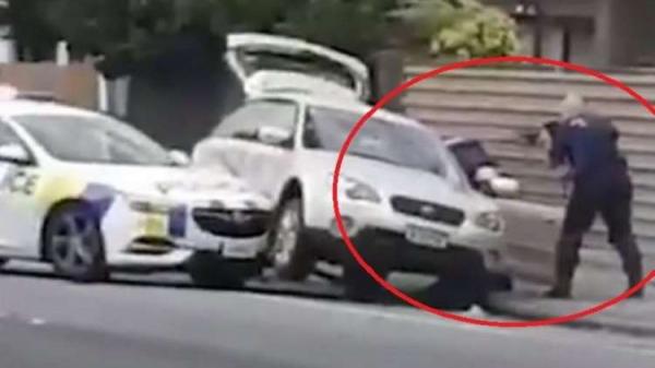 بالفيديو … شاهد لحظة القاء القبض على “ارهابي” نيوزيلاندا من طرف شرطي شجاع
