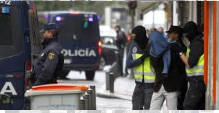 الأمن الإسباني يعتقل 11 مهاجر مغربي ضمن عصابة استولت على أرصدة بنكية لأزيد من 500 ضحية -التفاصيل-