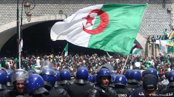 رغم تنحي بوتفليقة… احتجاجات الجزائر تأخذ منعطفا خطيرا واستعمال مفرط للقوة في حق المتظاهرين