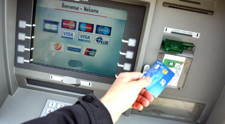 هدشي حشومة وعيب… توقف الشبابيك الأوتوماتيكية البنكية يومي السبت والأحد يثير غضب واسع للزبناء وزبون ل”تاكسي نيوز”:” انه الاستهتار بمصالح المواطن”