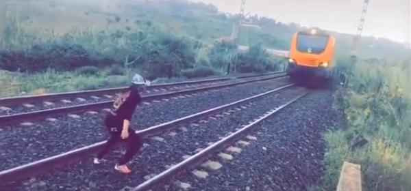ها سخونية الراس فين توصل… الأمن يعتقل بطل فيديو القطار وصديقه الذي قام بتصويره وتهم ثقيلة تلاحقهما-بلاغ-