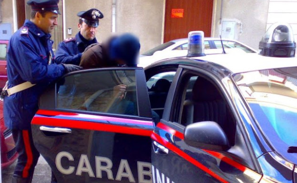 جابها فراسو… الشرطة الإيطالية شدو مهاجر مغربي سلخ مراتو بالعصا والجيران لي بلغو به!