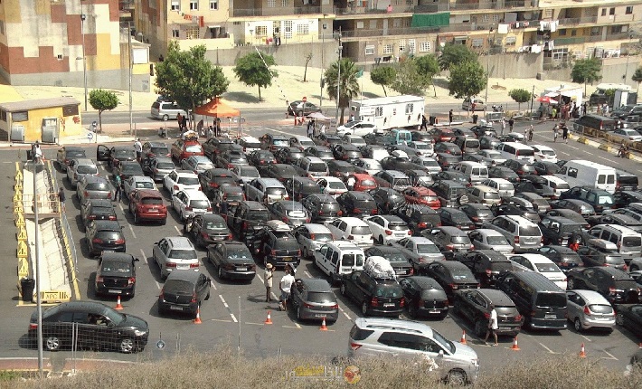 معاناة أفراد الجالية أثناء قدومهم الى المغرب : إزدحام وحرارة و”بلوكاج”