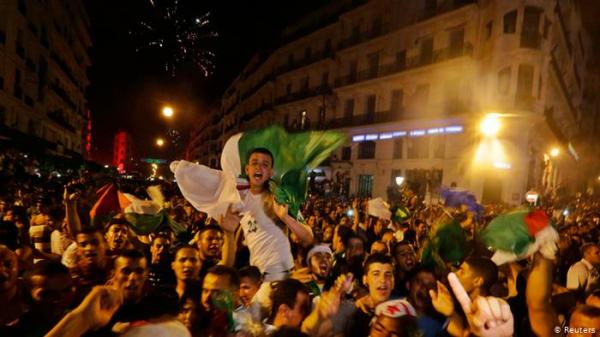 احتفالات الجزائريين بالتأهل لنهائي “الكان” تتحول الى فاجعة بوفاة 7 من الجمهور