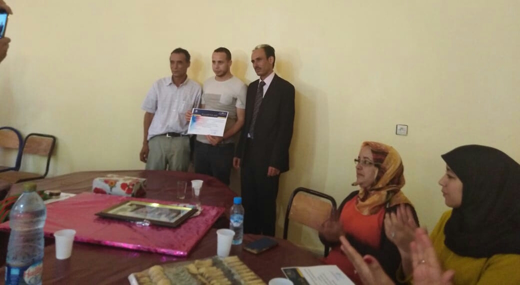 جمعية آباء و أولياء التلاميذ و الأطر بثانوية البحيرة الإعدادية ببين الويدان ترسخ ثقافة الاعتراف و تقيم حفلا تكريما للمدير وأستاذين