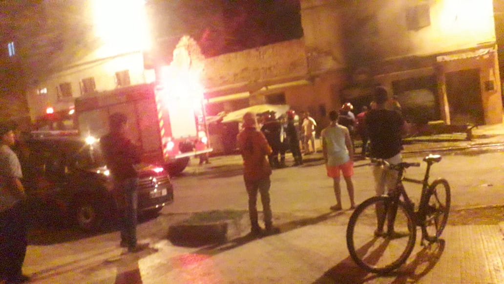 عاجل والله يرحمو… النار تلتهم أشهر محل ل”البيصارة” ببني ملال وتحول صاحبه الى رماد والوقاية المدنية تتدخل -صور حصرية-
