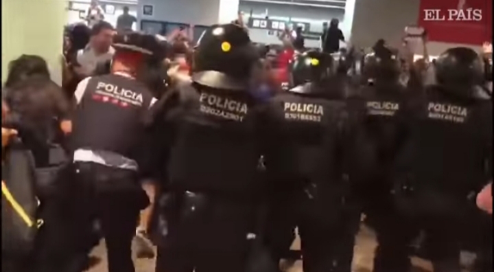 بسبب الأحكام القاسية ضد رموز الانفصال بكتالونيا تظاهرات حاشدة بالمدينة -فيديو-