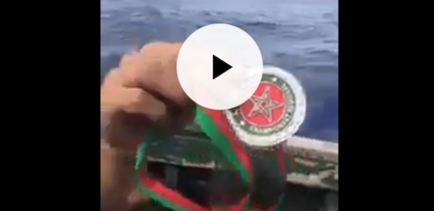 بالفيديو… بطل مغربي في التيكواندو يظهر على متن قارب للهجرة السرية و يرمي بميداليته في البحر !!!