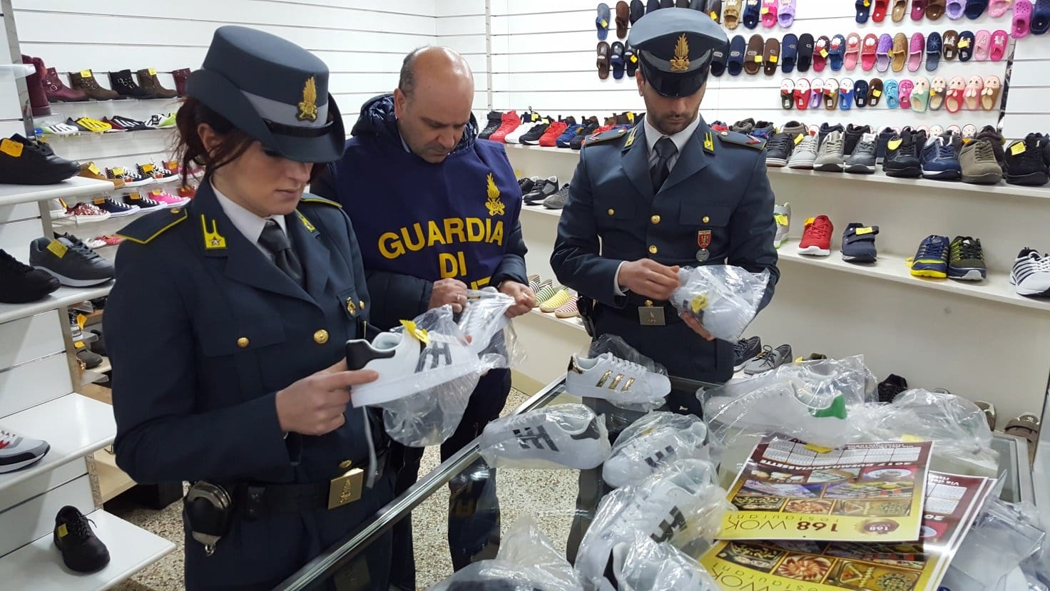 شرطة إيطاليا تضع يدها على صيد ثمين وتتمكن من تفكيك “مافيا” الأحذية المسمومة بصقلية كان زعيمها وراء مقتل أزيد من 60 شخص -التفاصيل-