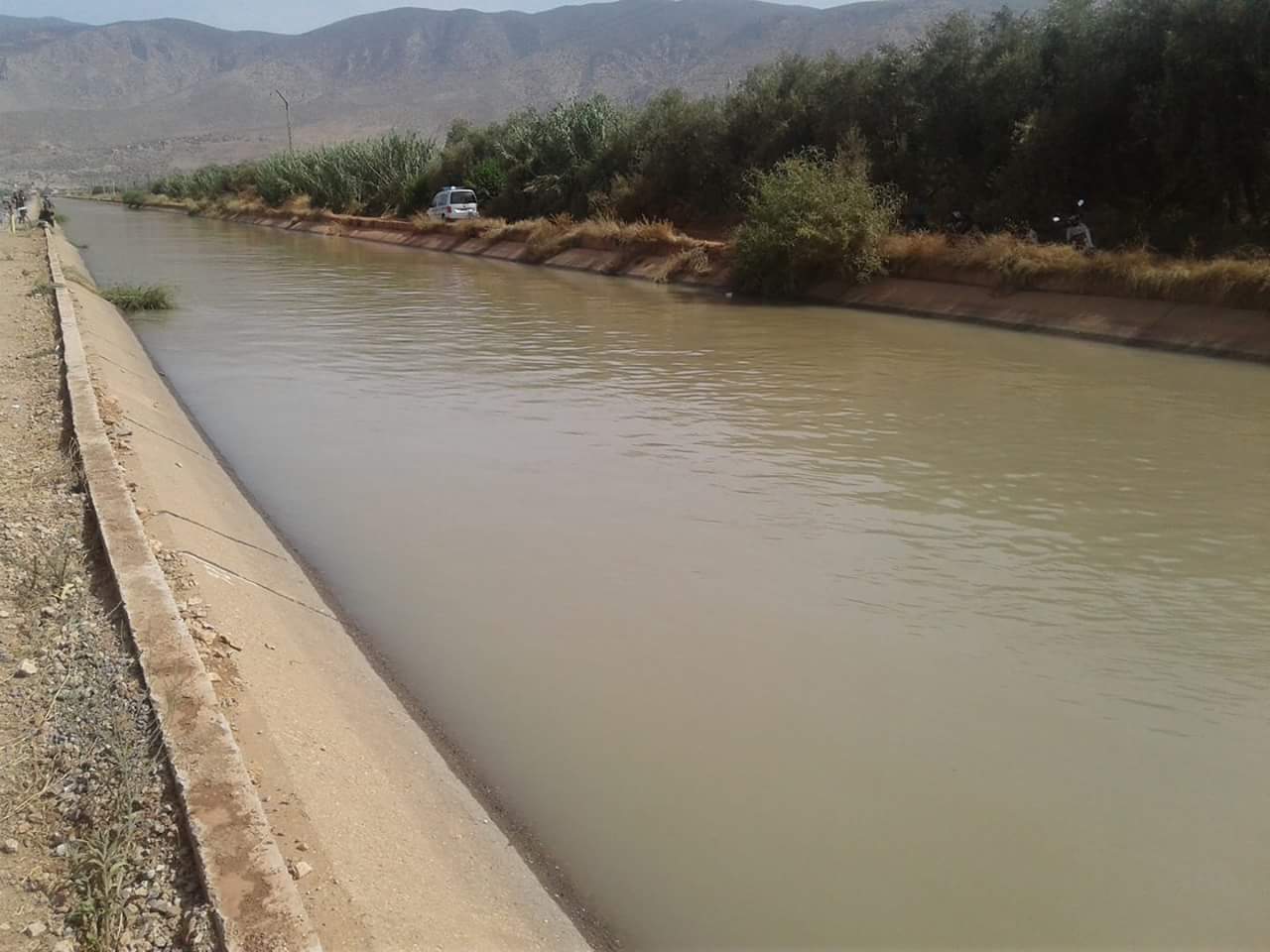 ربي لطف… واحد الطوموبيل طاحت فالواد ومولاها نجا باعجوبة من الغرق (صور)