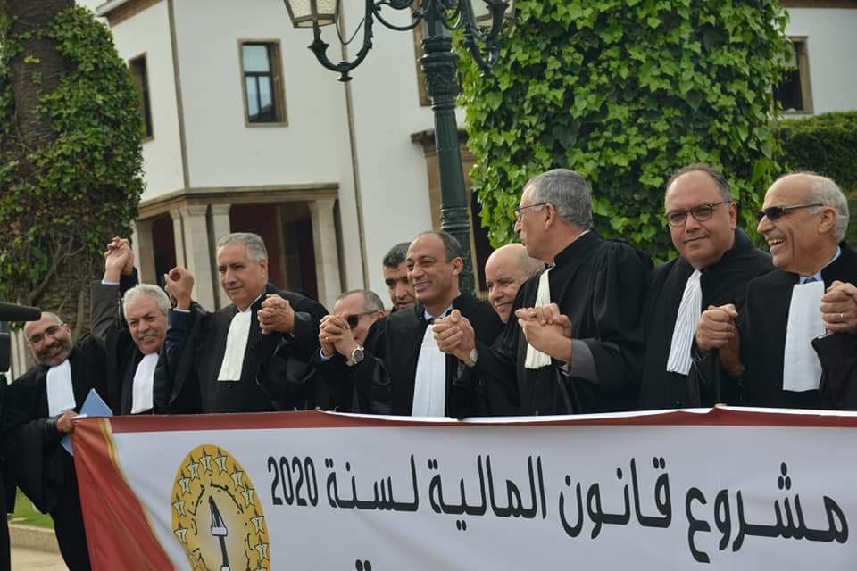 قرار بقانون المالية يمنع حجز املاك الجماعات والدولة يغضب المحامين ويخرجهم للإحتجاج أمام البرلمان