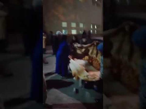شوهة بالفيديو… مواطنون غاضبون يوثقون ولادة سيدة بالشارع العام وسط موجة استنكار تجاه وزارة الصحة