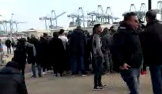 عاجل وبالفيديو… مغاربة عالقون بالجزيرة الخضراء في ظروف قاسية ينتظرون بواخر ميناء طنجة ويوجهون نداءات للمسؤولين