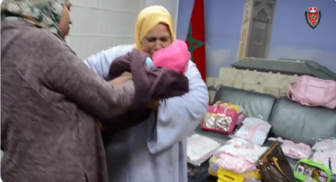 بالفيديو… لحظات مؤثرة لتسليم طفلة مختطفة لوالدتها وجدتها رفقة هدايا من طرف مديرية الأمن