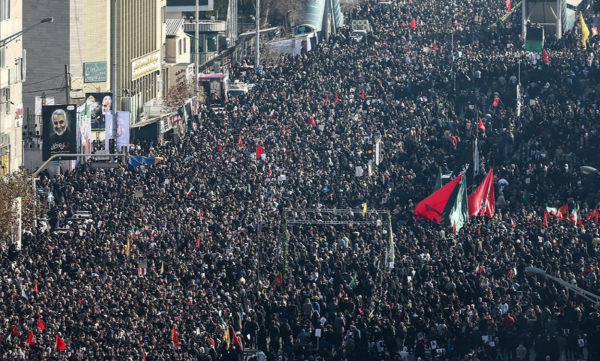 بالفيديو… عشرات القتلى والجرحى في تدافع بجنازة قائد الحرس الثوري الإيراني!