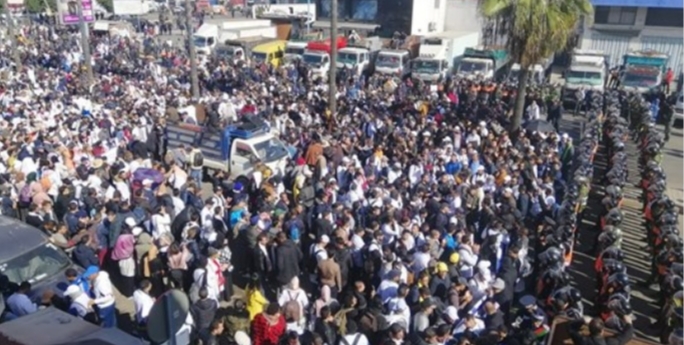 أساتذة “التعاقد” يخرجون في مسيرة احتجاجية حاشدة بالدار البيضاء