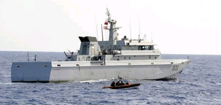 البحرية الملكية تطارد زورقا سريعا و تحبط عملية للتهريب الدولي للمخدرات وحجز ازيد من 2 طن من “الحشيش” واعتقال 3 مروجين