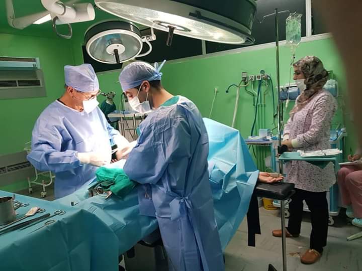 خطوة مزيانة… فريق من أساتذة في الجراحة العامة وأطباء داخليين يُجري ازيد من 20 عملية جراحية بمستشفى مولاي اسماعيل بقصبة تادلة -صور-