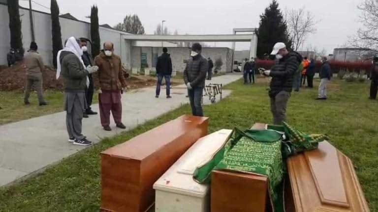 الله يرحمهم… تشييع جثامين مغاربة كانت عالقة بمطار إسطنبول بالمقبرة الإسلامية روتسانو بمدينة ميلانو  