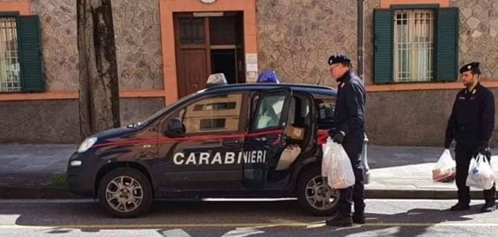 الشرطة الإيطالية تتصرف بانسانية مع طفلة من اسرة مهاجرة دفعها الجوع للإستنجاد برقم الإستغاثة!