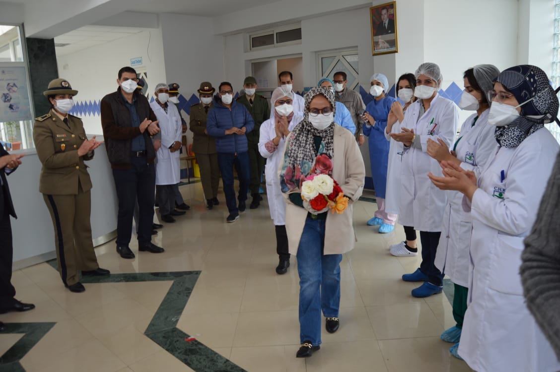 بالفيديو والصور… صيدلانية تعمل بالقصيبة تتماثل للشفاء من كورونا وتغادر المستشفى تحت تصفيقات العاملين بالصحة وهذه رسالتها للمغاربة