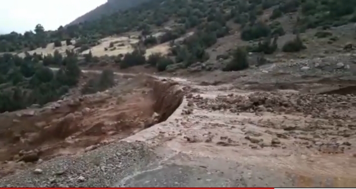بالفيديو … السيول والحجارة تقطع الطريق الرابطة بين ايت امحمد وايت عباس بأزيلال