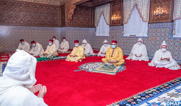 الملك محمد السادس يؤدي صلاة عيد الفطر المبارك وبدون خطبة
