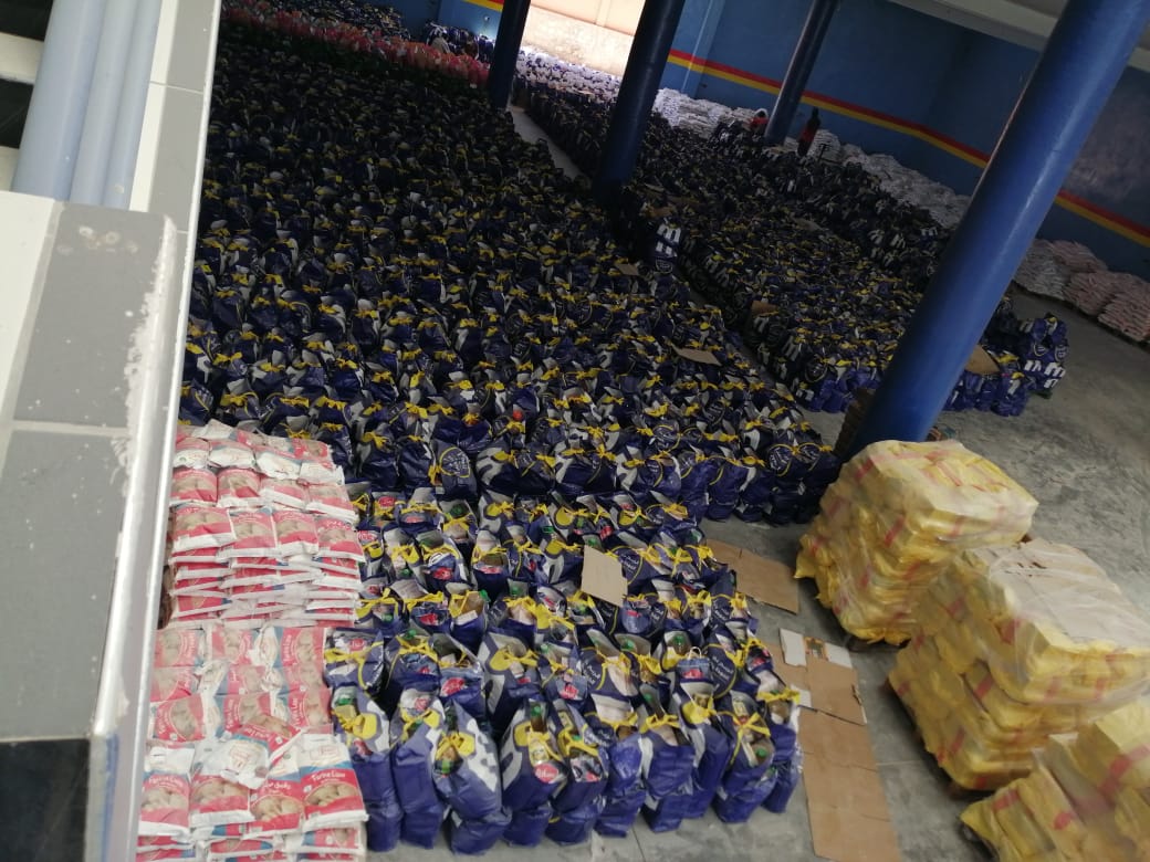 السلطات ببني ملال تواصل توزيع المساعدات الغذائية على الأسر المعوزة المتضررة من الحجر الصحي