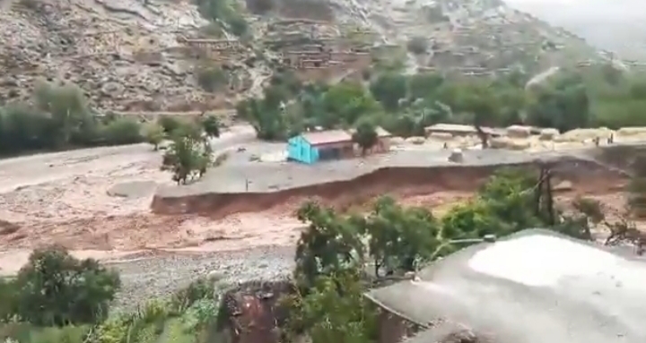 بالفيديو… مدرسة تُهددها السيول الجارفة بأعالي جبال ايت اعباس بأزيلال