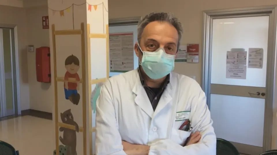 طبيب إيطالي يُعلن فقدان وباء كورونا لقوته وبات أقل “فتكا” 