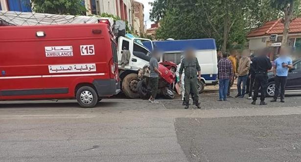 فاجعة بالمغرب والله يرحمهم… كاميو تقطع لو لفران وضرب بزاف ديال طوموبيلات وقتل ستة ديال ناس