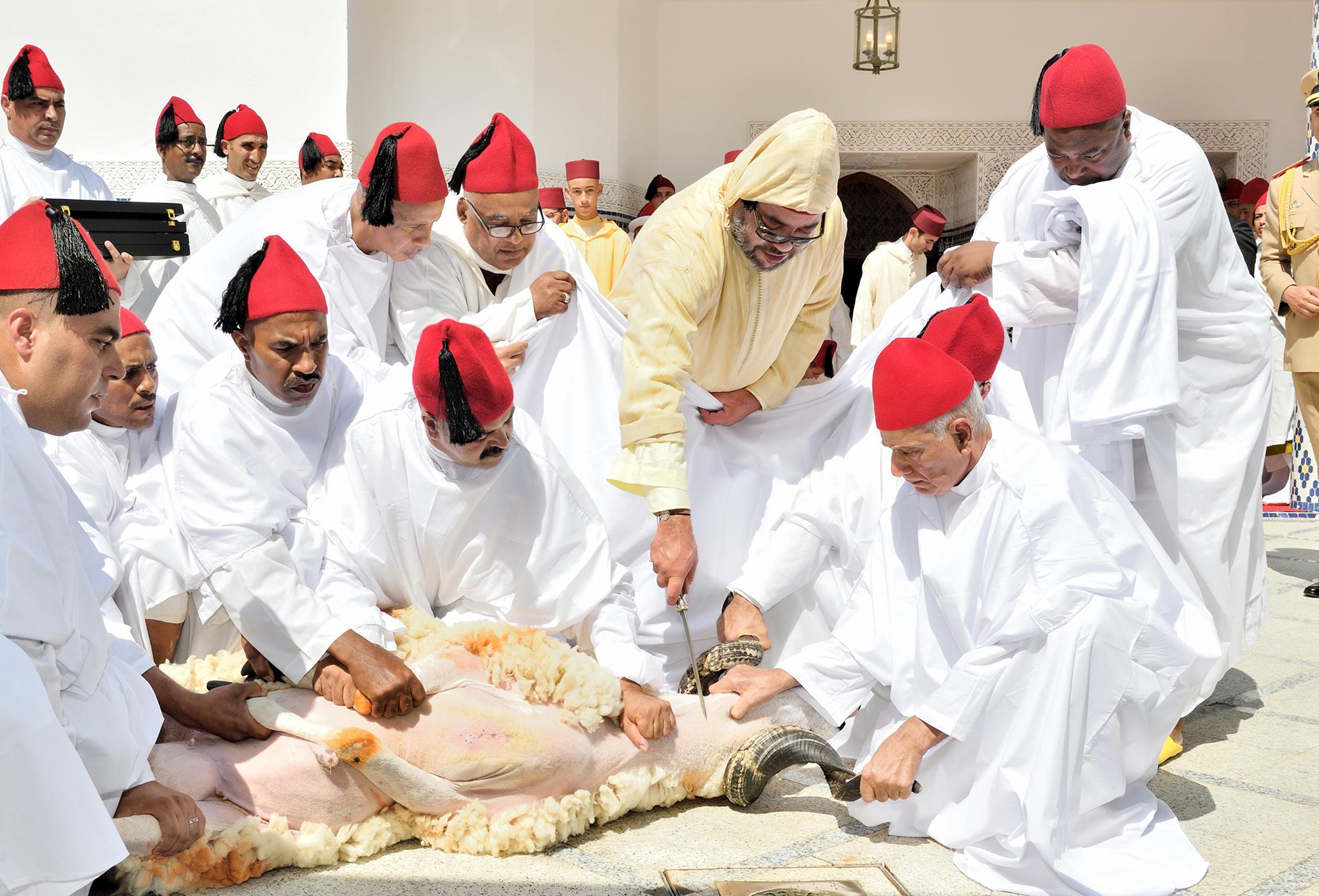 الملك محمد السادس يؤدي صلاة العيد وينحر الأضحية